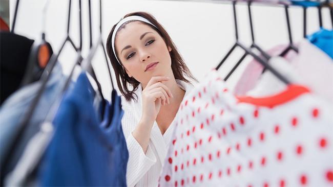 Эмэгтэй хүн амьдралынхаа 6 сарыг юу өмсөхөө бодож өнгөрүүлдэг